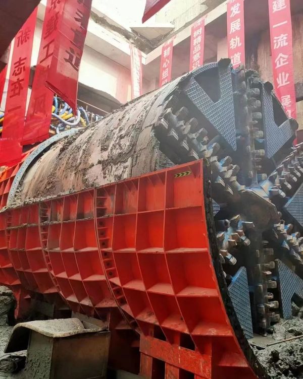 喜讯。。”本┑靥17号线左线昨日顺利接管成功，北京建工土木工程有限公司携手SBOBET利记为中国现代化建设再立新功！(图6)