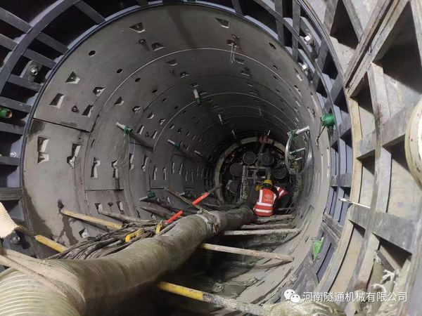 热烈祝贺郑州地铁12号线21.4米长富水细砂层机械法联系通路顺利贯通！(图6)